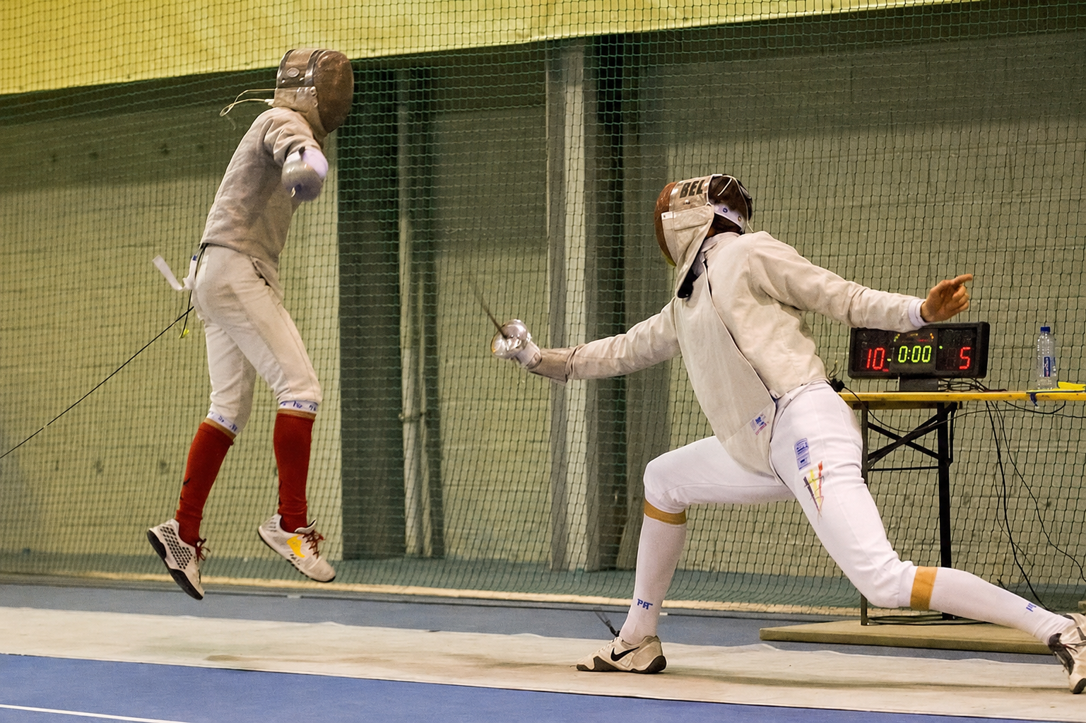 Assaut de sabre lors d’une compétition, tireur du Sabre Noir en action